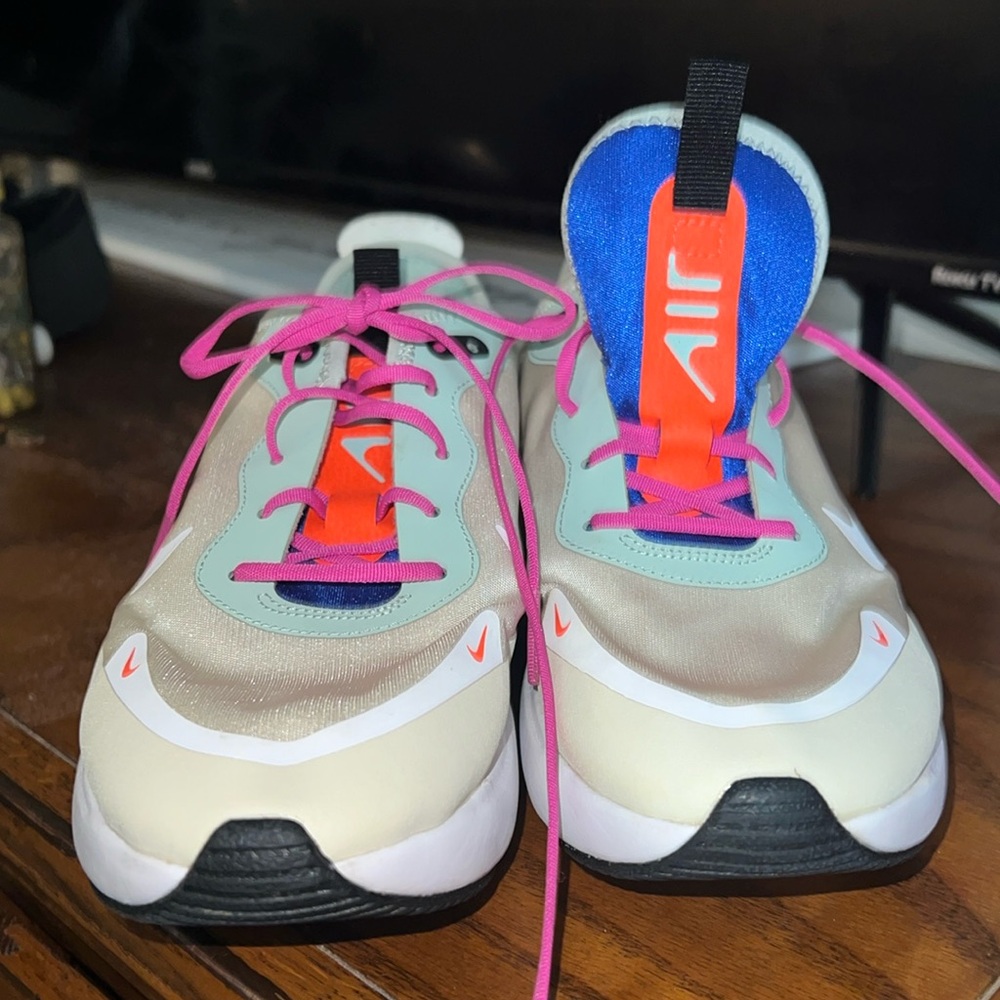 NIKE AIR MAX DIA in fossil / hyper crimson